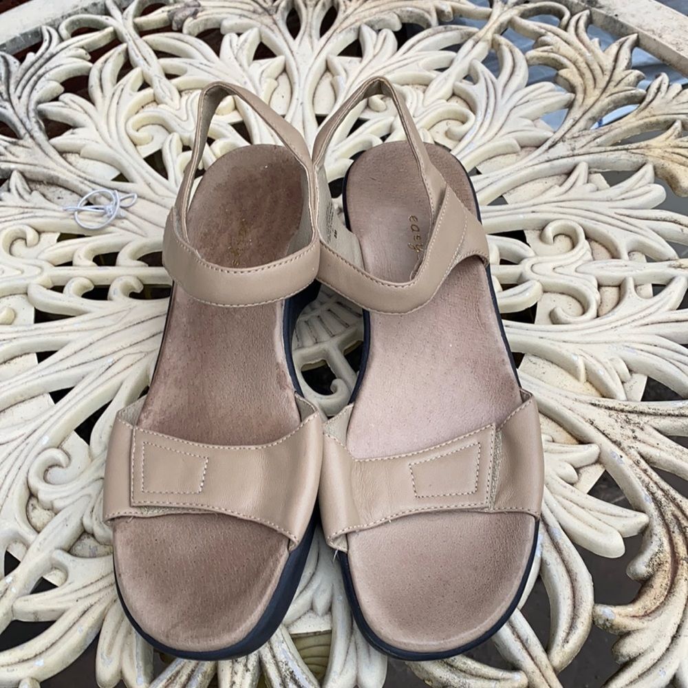 Easy Spirit tan sandals sz. 8 medium